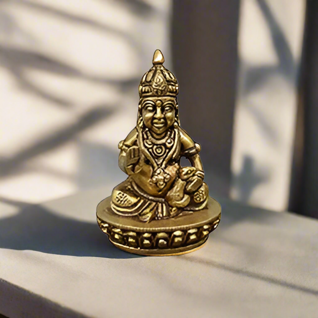 ARTVARKO™ Brass Lord of Treasure Rijkdom Maharaj Kuber Rustend Murti Standbeeld voor Tijori Locker Geld Veilig Kubera Idool voor Vastu Dosh Nivaran Welvaart Home Decor ARTVARKO™ Brass Lord of Treasure Rijkdom Maharaj Kuber Rustend Murti Standbeeld voor Tijori Locker Geld Veilig Kubera Idool voor Vastu Dosh Nivaran Welvaart Home Decor